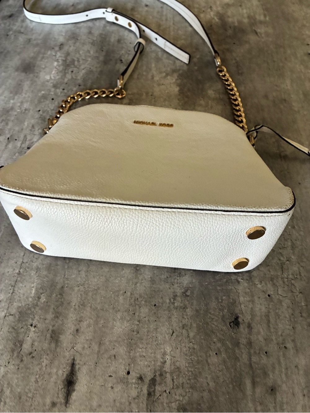 Michael Kors Cream Pebbled Leather Crossbody with Gold Chain Trim - Picture 4 of 14